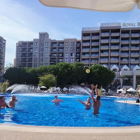 In Royal 5 Pool View شقة