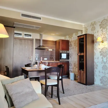 In Royal 5 Pool View Апартаменты