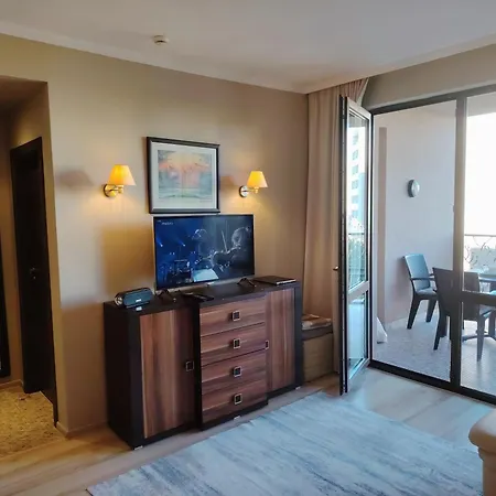 In Royal 5 Pool View