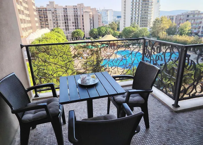 In Royal 5 Pool View