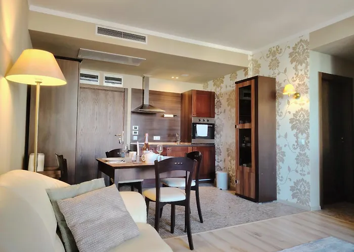 In Royal 5 Pool View Apartment