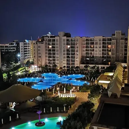 In Royal 5 Pool View Apartment